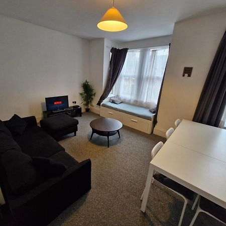 Lovely 3 Bedroom Serviced Apartment In Leytonstone Londra Dış mekan fotoğraf