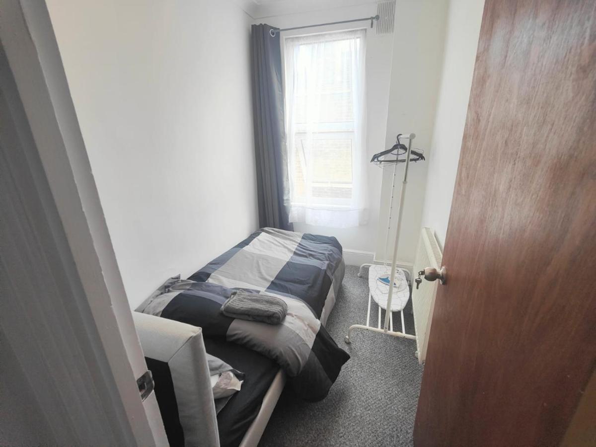 Lovely 3 Bedroom Serviced Apartment In Leytonstone Londra Dış mekan fotoğraf