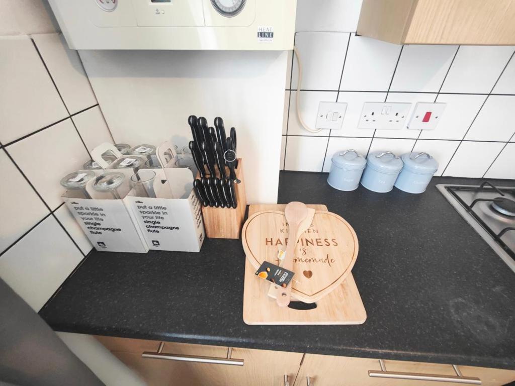 Lovely 3 Bedroom Serviced Apartment In Leytonstone Londra Dış mekan fotoğraf