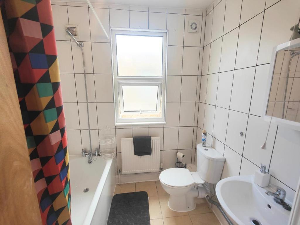 Lovely 3 Bedroom Serviced Apartment In Leytonstone Londra Dış mekan fotoğraf