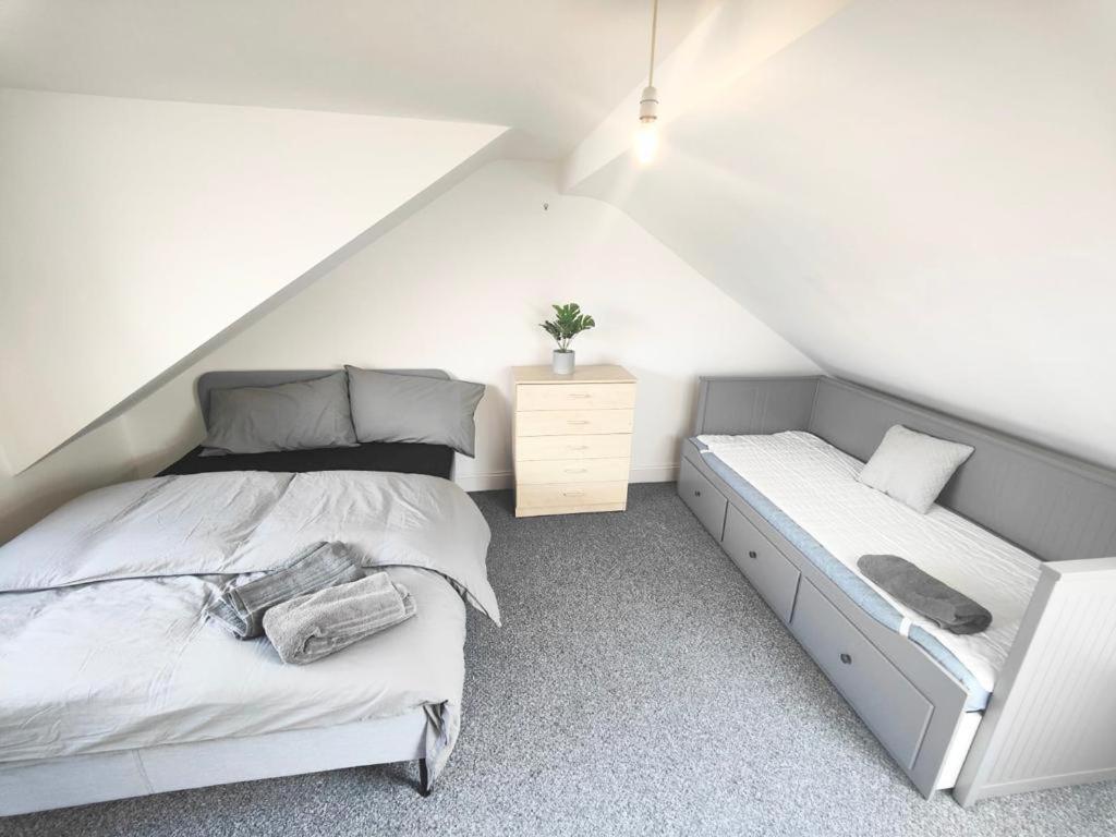 Lovely 3 Bedroom Serviced Apartment In Leytonstone Londra Dış mekan fotoğraf