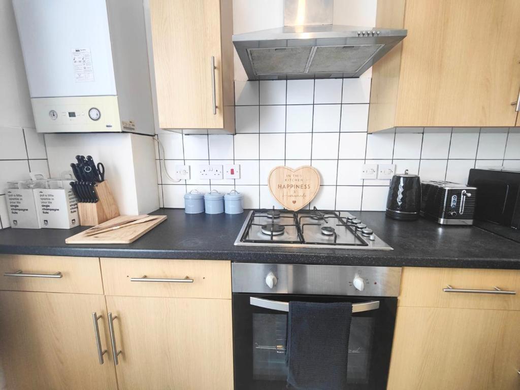 Lovely 3 Bedroom Serviced Apartment In Leytonstone Londra Dış mekan fotoğraf
