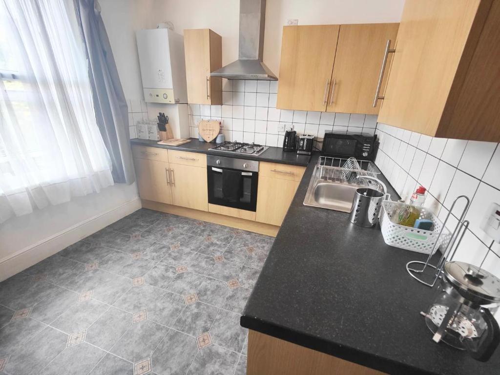Lovely 3 Bedroom Serviced Apartment In Leytonstone Londra Dış mekan fotoğraf