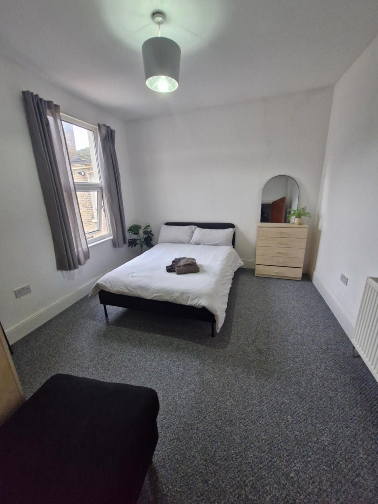 Lovely 3 Bedroom Serviced Apartment In Leytonstone Londra Dış mekan fotoğraf